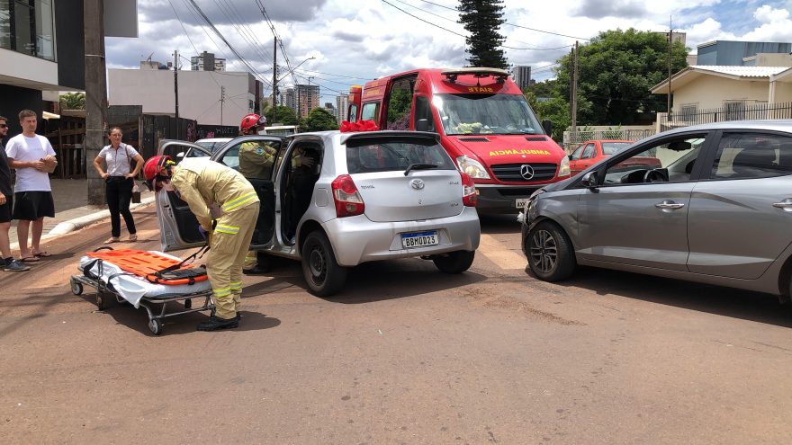 Carros se envolvem em mais uma colisão no cruzamento das ruas Fortaleza e Visconde de Guarapuava