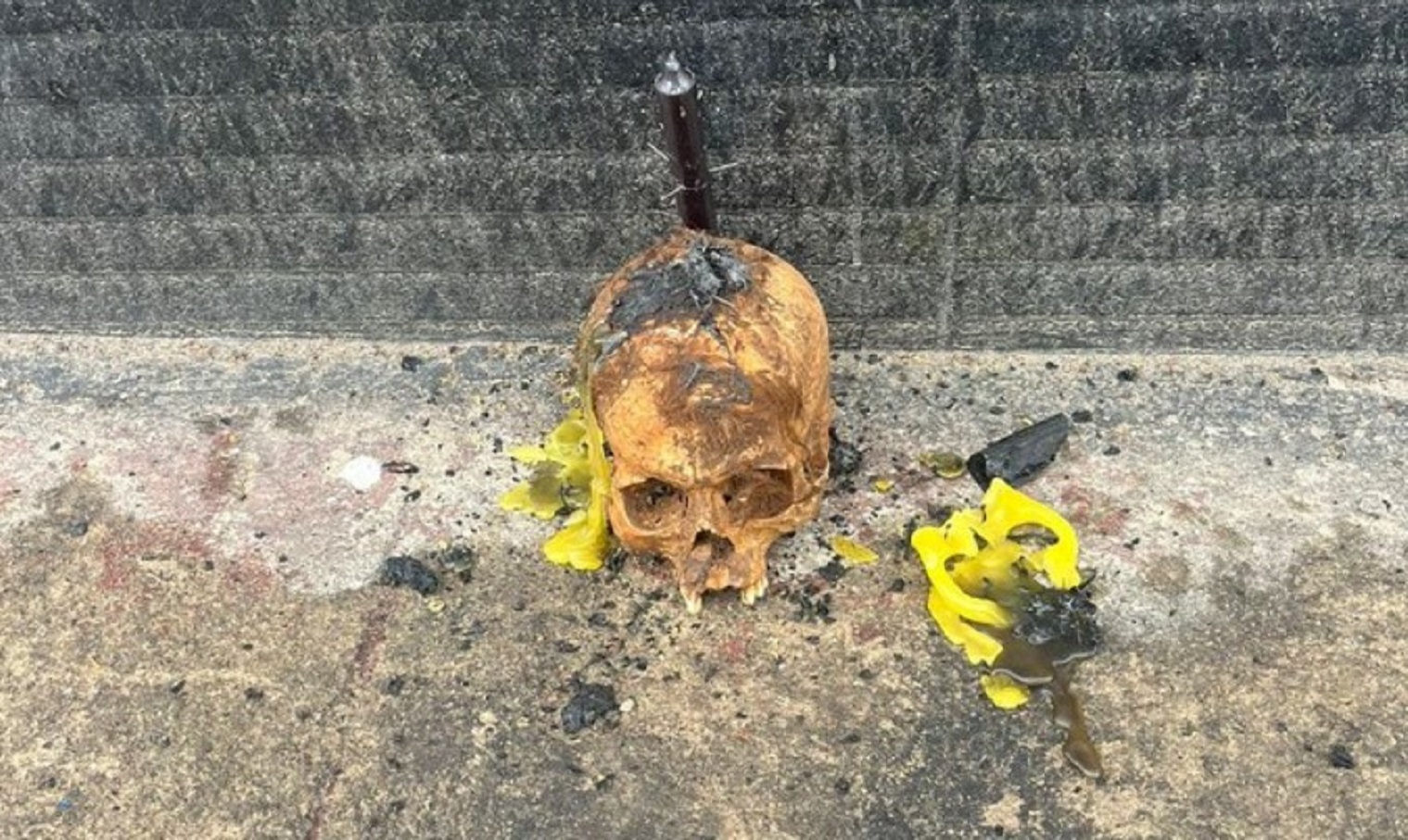 Mulher é investigada pela Polícia Civil ao usar crânio humano em suposto ritual contra antigo emprego Imagem referente a Mulher é investigada pela Polícia Civil ao usar crânio humano em suposto ritual contra antigo emprego