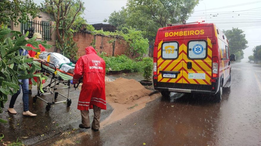 Homem bate a cabeça ao cair de escada no Cascavel Velho