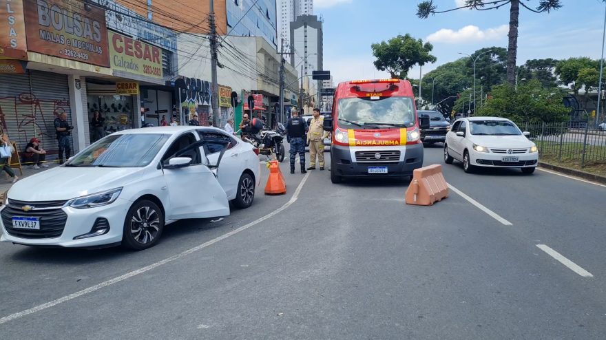 Porta de carro fica destruída após colisão com ônibus no Centro de Curitiba
