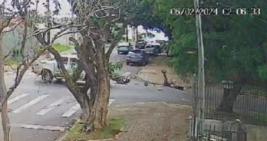 Câmera registra motociclista sendo violentamente atingido por caminhonete