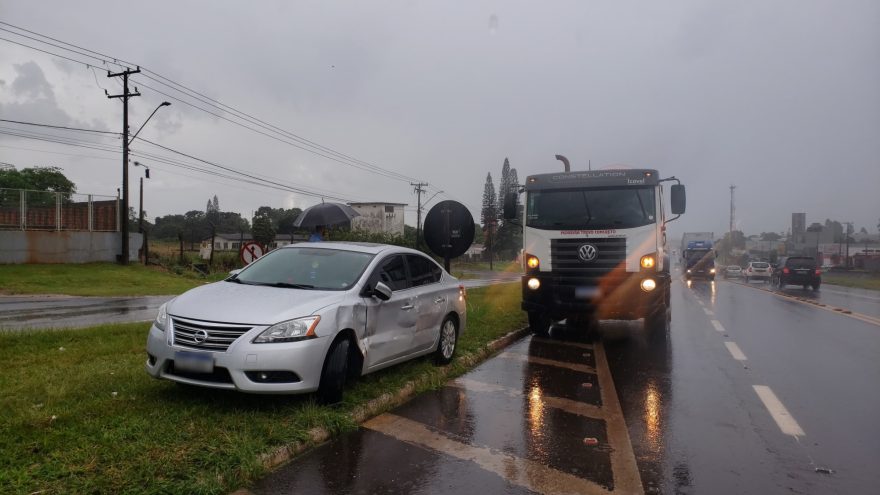 Carro e caminhão se envolvem em colisão na BR-277, em Cascavel