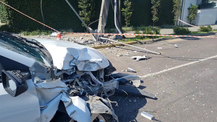 Apagão ao volante! Motorista bate carro, destrói poste e paralisa trânsito, desligando energia na região