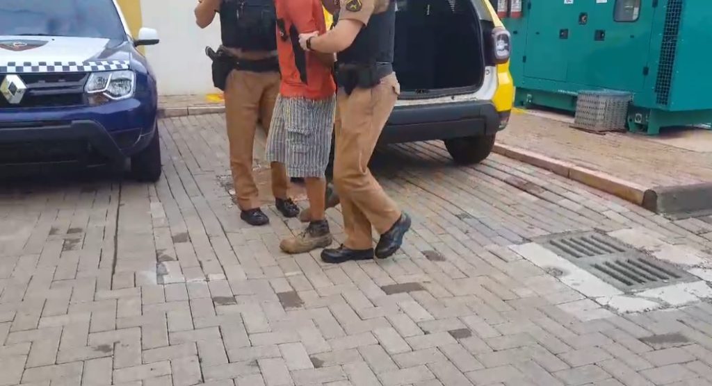 Homem é detido pela PM de Corbélia ao tentar agarrar mulher dentro de loja Homem é detido pela PM de Corbélia ao tentar agarrar mulher dentro de loja