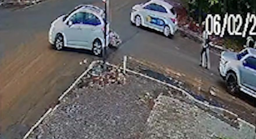 Deu ruim! câmera mostra menor empinando moto e atingindo lateral de carro no Bairro Maria Luíza