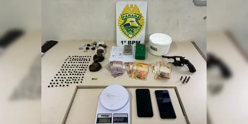 PM flagra homem com tijolo de maconha na mão e três são detidos PM flagra homem com tijolo de maconha na mão e três são detidos