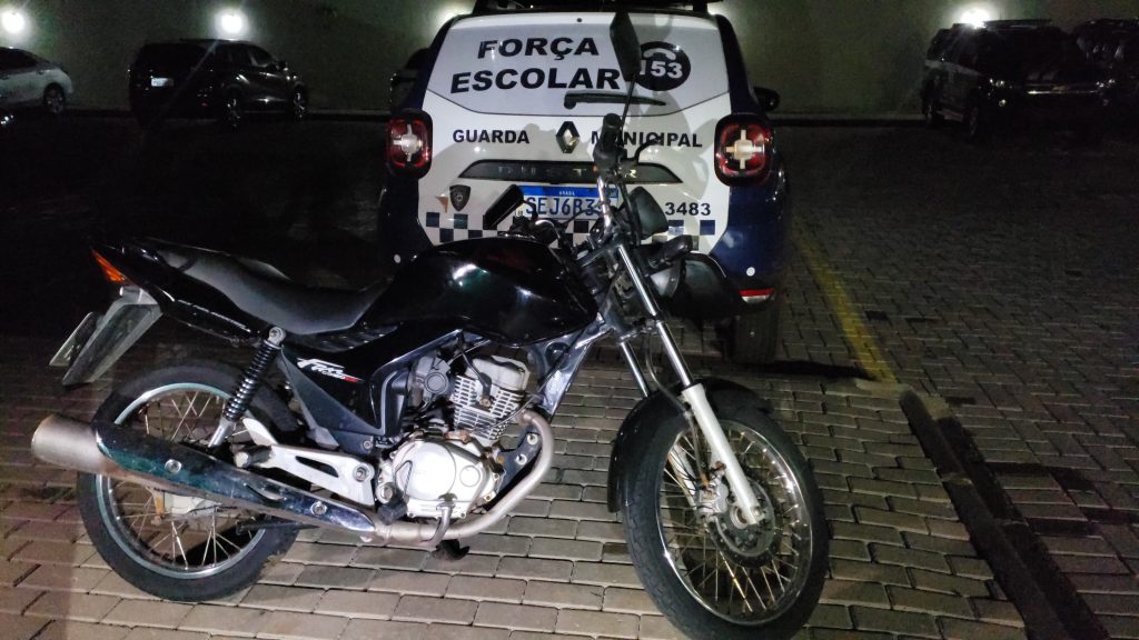 Moto com alerta de roubo é recuperada pela GM no Santo Onofre Moto com alerta de roubo é recuperada pela GM no Santo Onofre