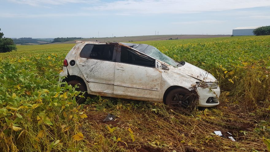 Carro capota e vai parar em plantação, às margens da BR-277