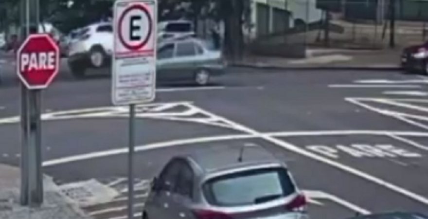 HB20 quase capota após furar preferencial em acidente no Centro