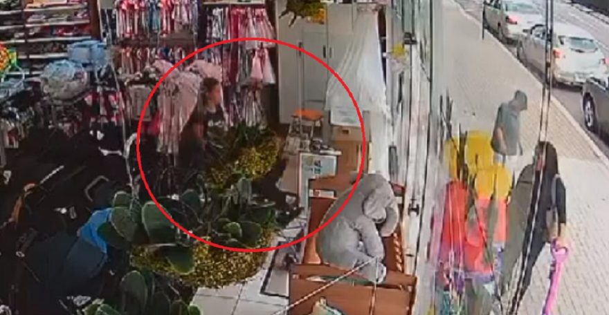 Mamãe do crime: mulher é flagrada furtando carrinho de bebê