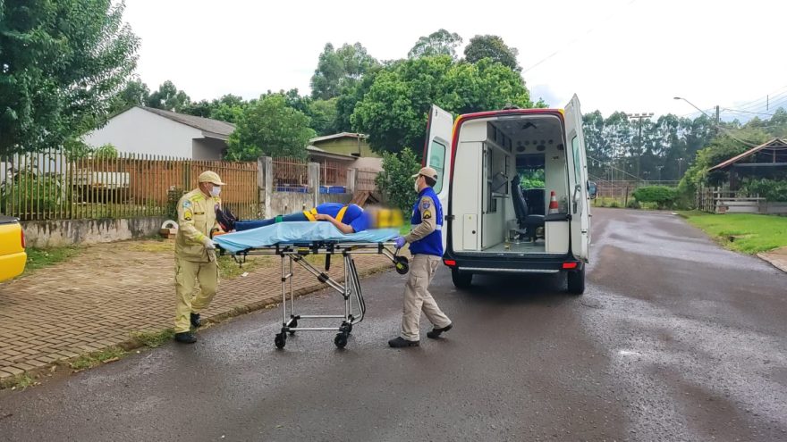 Mulher fica ferida ao cair de escada no Bairro Guarujá, em Cascavel