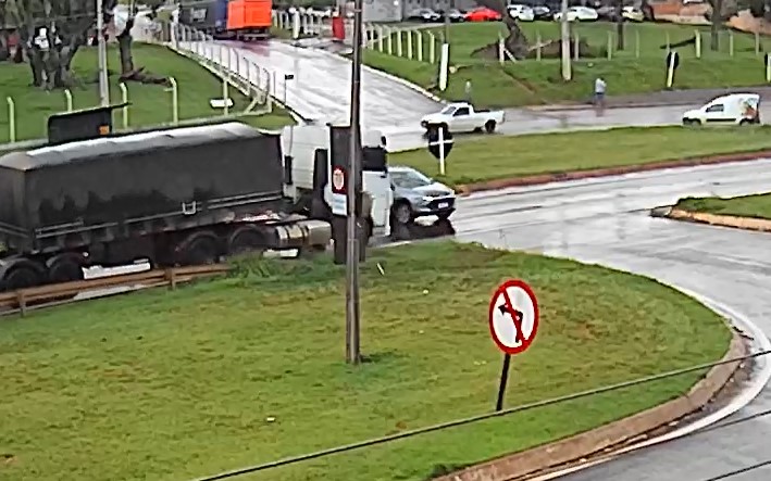 Vídeo: Chevrolet Tracker atravessa Trevo da Portal e é atingida por caminhão
