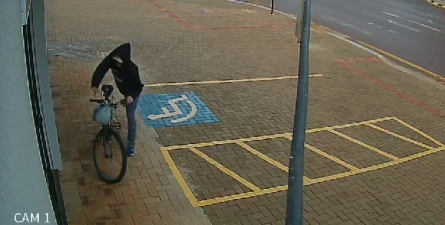 Ladrão furta bicicleta em plena luz do dia