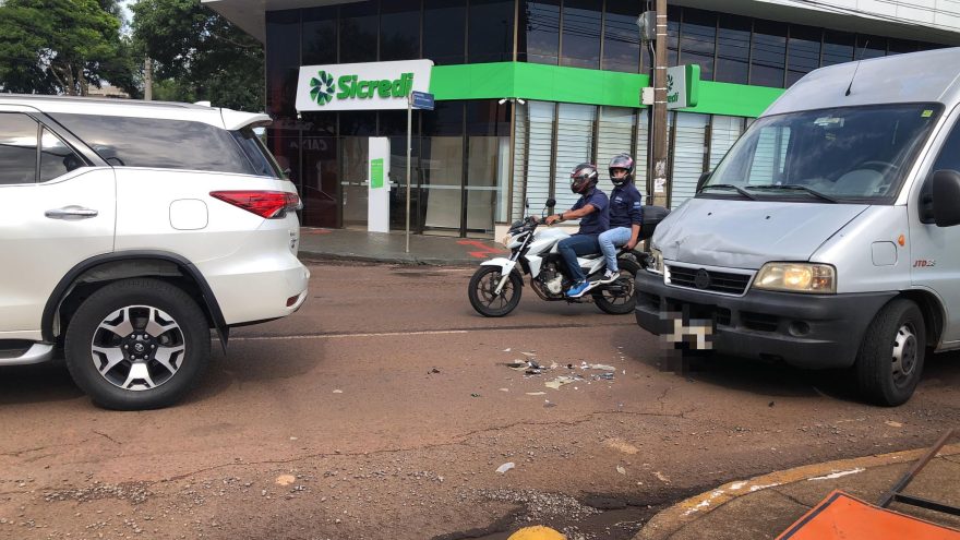 Acidente entre Hilux e van é registrado na Avenida Carlos Gomes