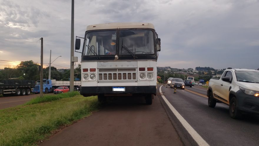 Incidente com ônibus causa lentidão na BR-277 em Cascavel