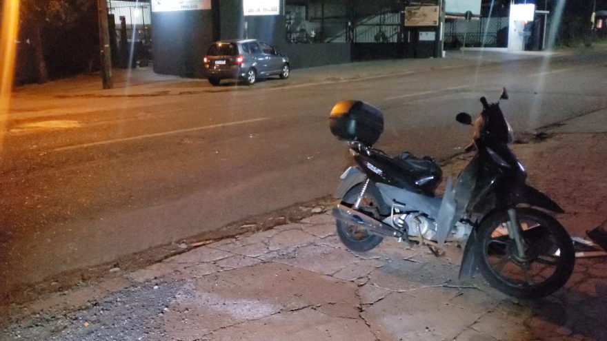 Acidente entre Fit e Honda Biz é registrado no Universitário