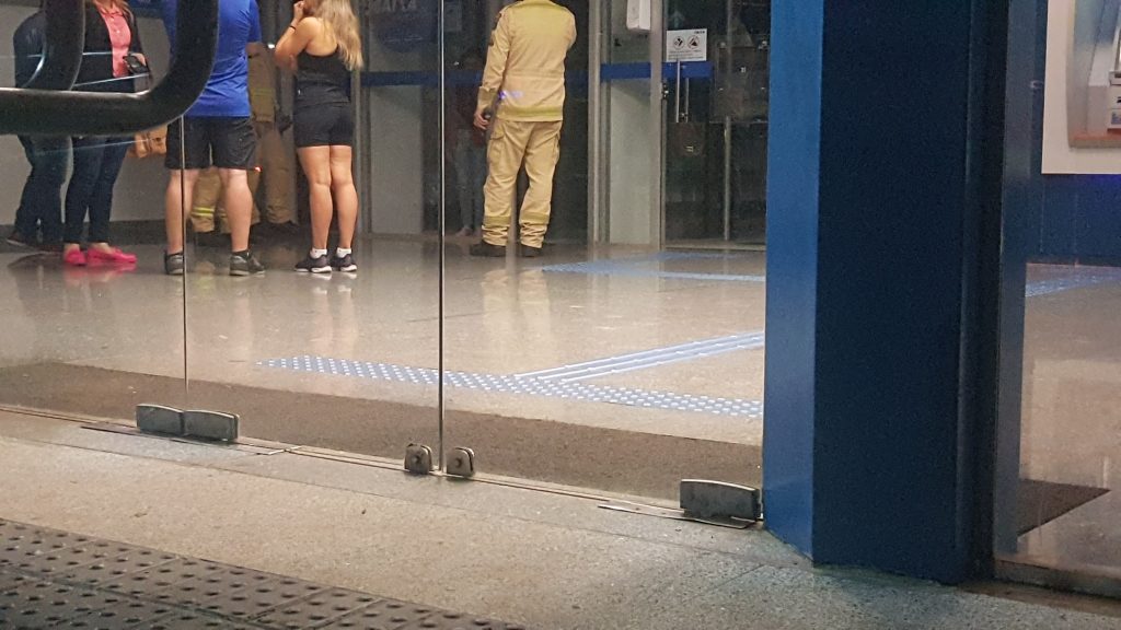 Menina fica trancada dentro de agência bancária na Av. Brasil e Bombeiros são chamados Menina fica trancada dentro de agência bancária na Av. Brasil e Bombeiros são chamados