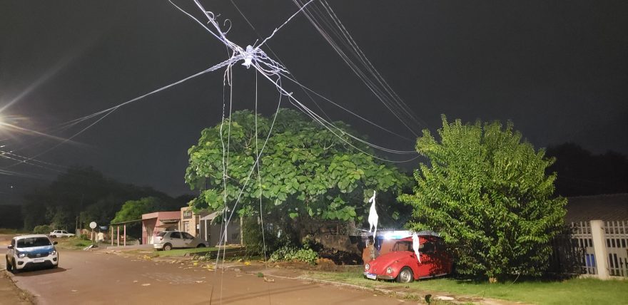 Caminhão derruba fios de telefonia no Santo Onofre