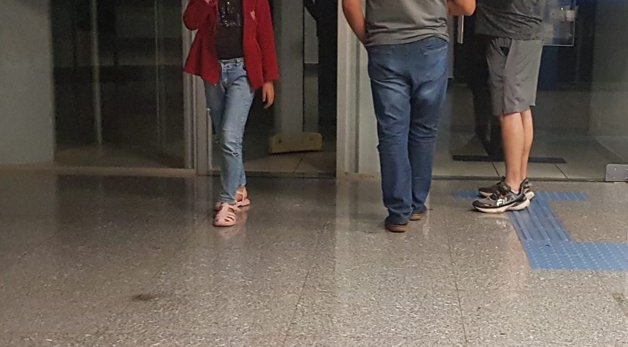 Menina trancada em agência: após mais de uma hora, segurança abre porta e libera criança