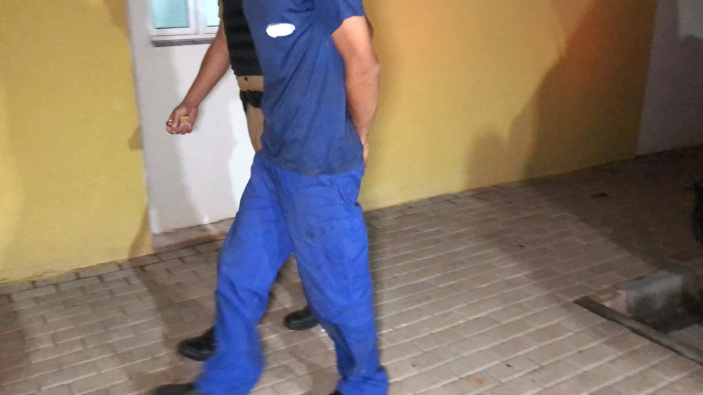 Homem chega em casa, quebra objetos, ameaça mulher e acaba detido pela PM no Nova Cidade Homem chega em casa, quebra objetos, ameaça mulher e acaba detido pela PM no Nova Cidade