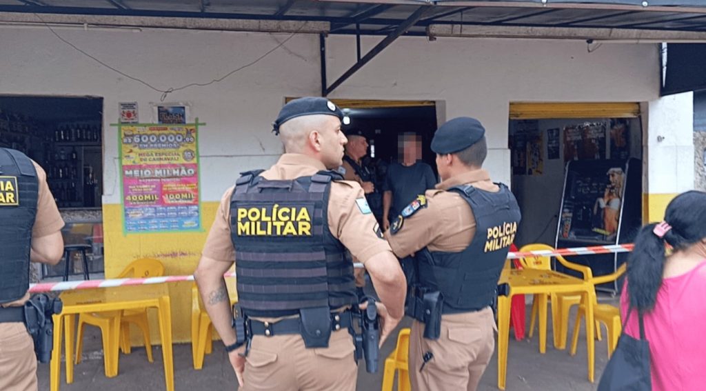 Homem é morto a tiros dentro de bar em Campo Mourão Homem é morto a tiros dentro de bar em Campo Mourão