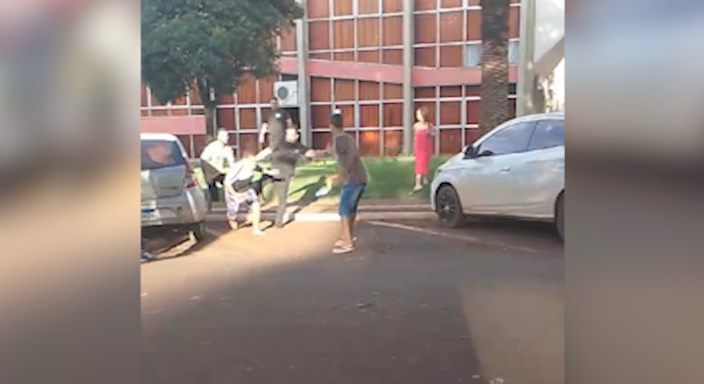 Pancadaria em Cafelândia: vídeo mostra briga que terminou com vigilante no hospital Pancadaria em Cafelândia: vídeo mostra briga que terminou com vigilante no hospital