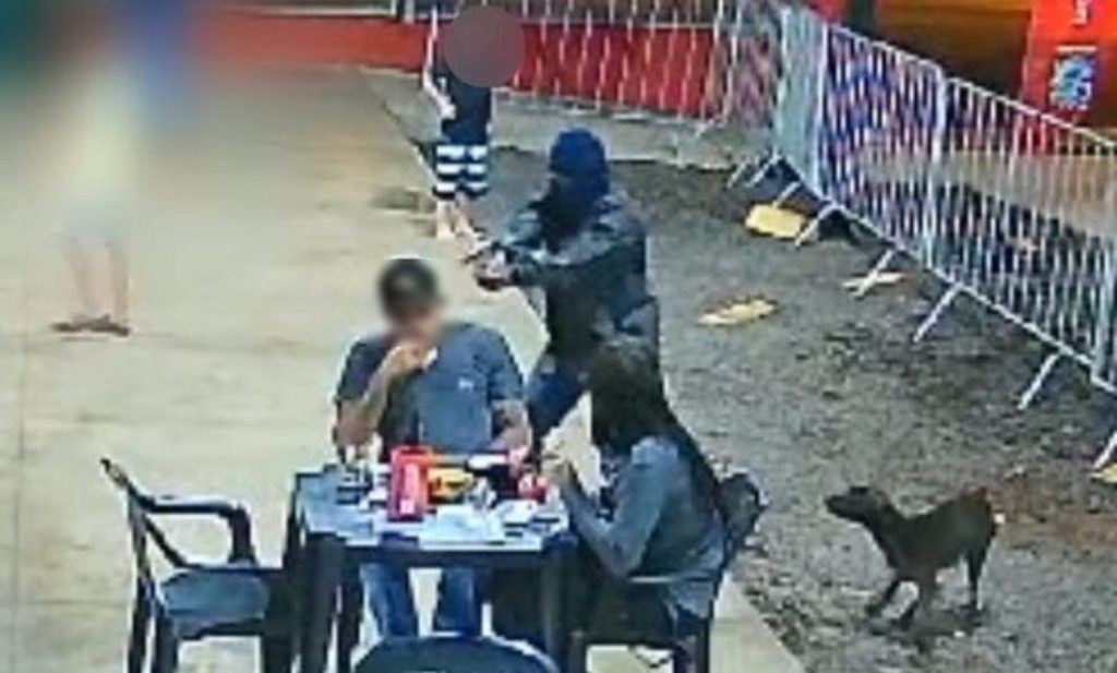 Imagens fortes: câmera de segurança flagra execução brutal em lanchonete no Paraná Imagens fortes: câmera de segurança flagra execução brutal em lanchonete no Paraná