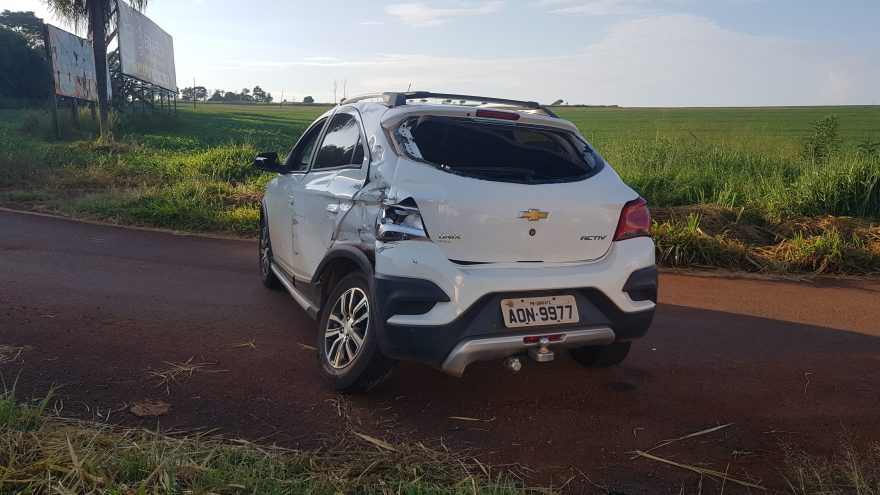 Onix é jogado para fora da rodovia após colisão com caminhão na BR-369