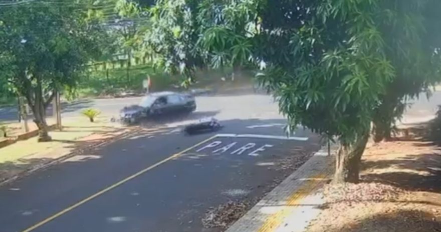 Vídeo chocante mostra motociclista sofrendo múltiplas fraturas em grave acidente
