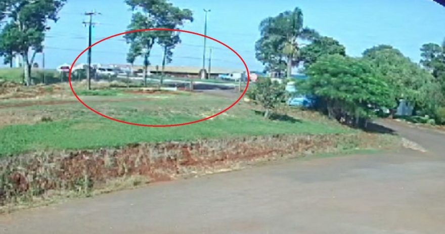 Câmera registra colisão entre Pajero e moto na BR-277