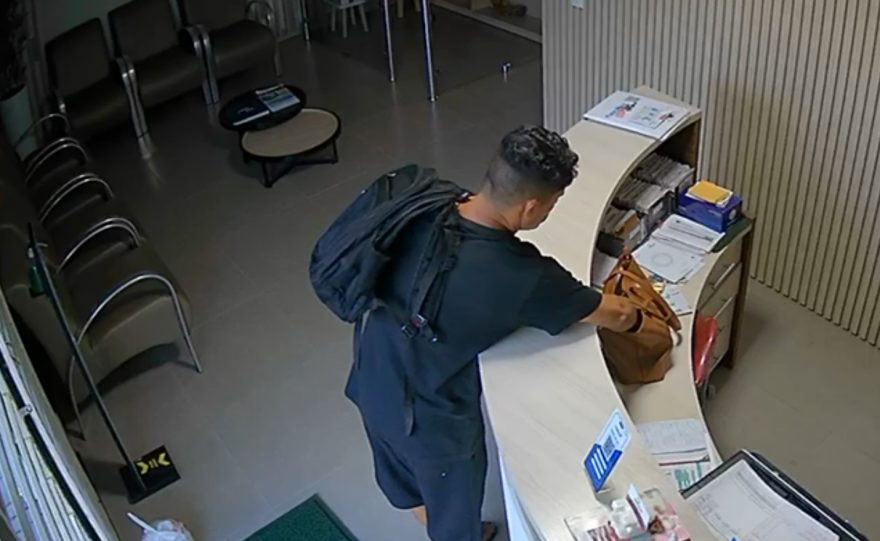 Vídeo mostra ladrão entrando em clínica e furtando pertences que estavam na bolsa de funcionária