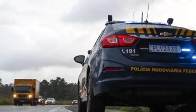 Imagem referente a Acidente com caminhão na BR-277 deixa duas pessoas feridas