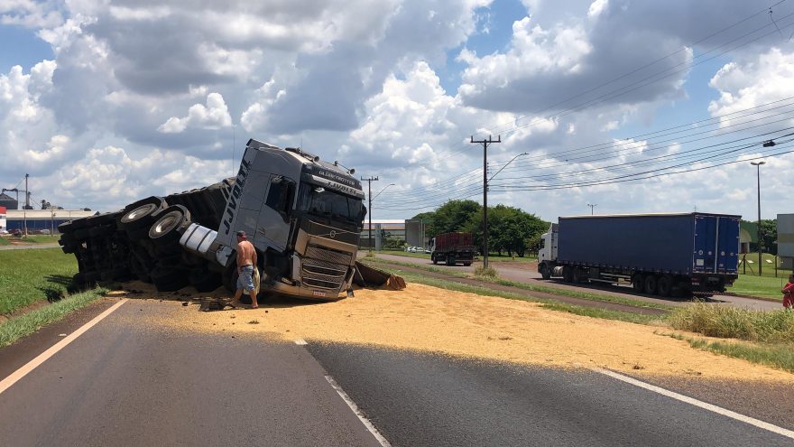 Carreta Bitrem tomba e espalha a carga de soja na BR-277