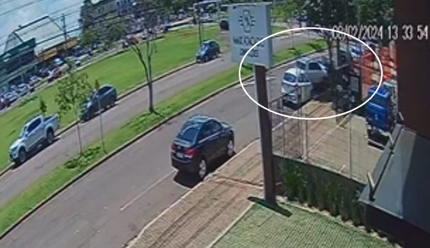 Câmera flagra T-Cross atingindo vários veículos estacionados na Avenida Assunção