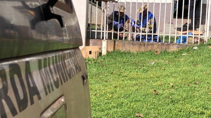Após incomodar ex-mulher, homem é empurrado e fica caído na grama