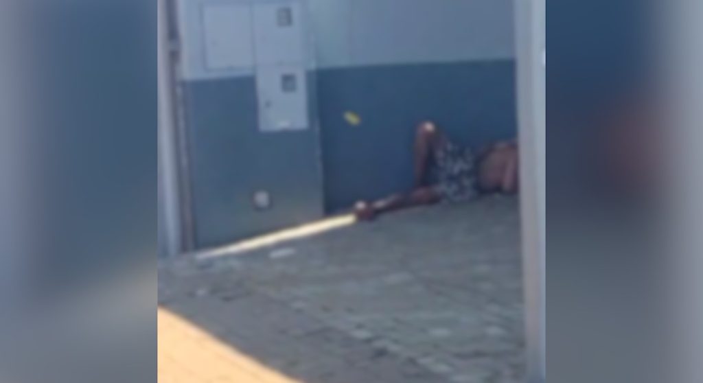 Homem é flagrado se masturbando na Avenida Interlagos; moradores pedem por providências Homem é flagrado se masturbando na Avenida Interlagos; moradores pedem por providências