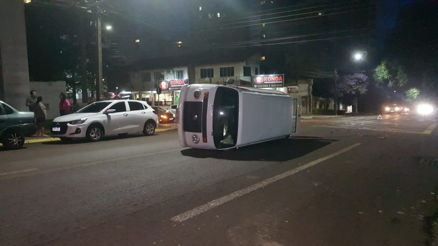 Kombi tomba após acidente na Rua Vicente Machado, na região central