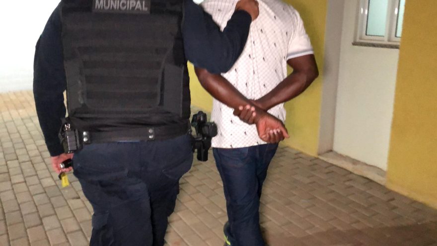 Homem é preso após morder companheira em ato de violência doméstica no Siena