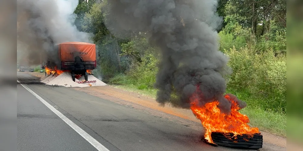Carreta pega fogo na Rodovia do Café e mobiliza Bombeiros Carreta pega fogo na Rodovia do Café e mobiliza Bombeiros