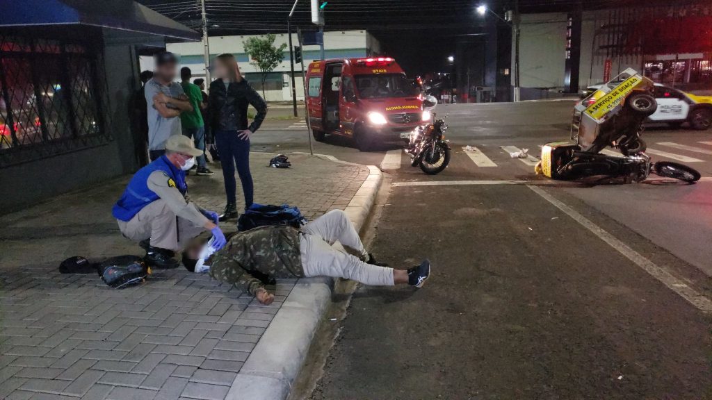 Condutor de carro foge após colisão que deixou motociclista ferido na Carlos Gomes