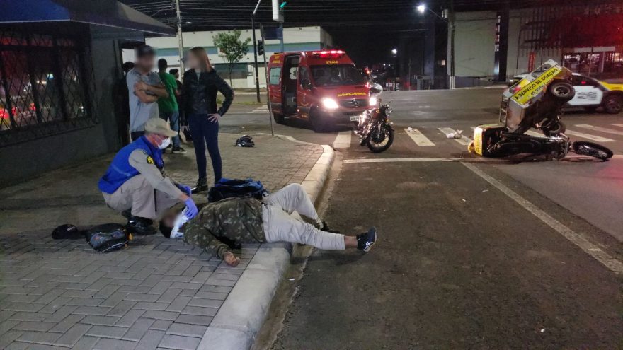 Condutor de carro foge após colisão que deixou motociclista ferido na Carlos Gomes