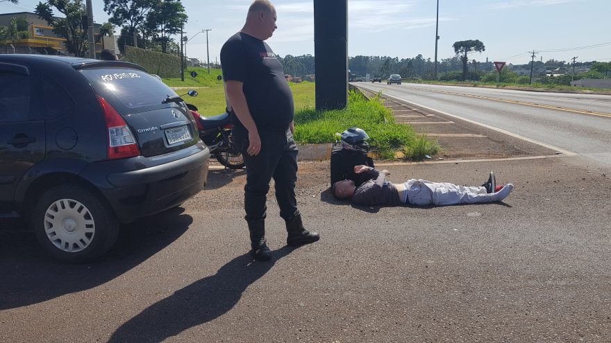 Carro atravessa Trevo da Portal e atinge motociclista na BR-277