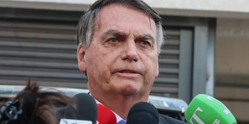 Imagem referente a TSE multa Bolsonaro em R$ 15 mil por notícias falsas contra Lula 