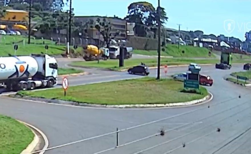 Veja momento em que carro atravessa o Trevo da Portal e atinge motociclista