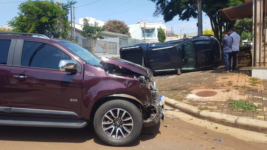 Colisão seguida de tombamento é registrada no Bairro São Cristóvão