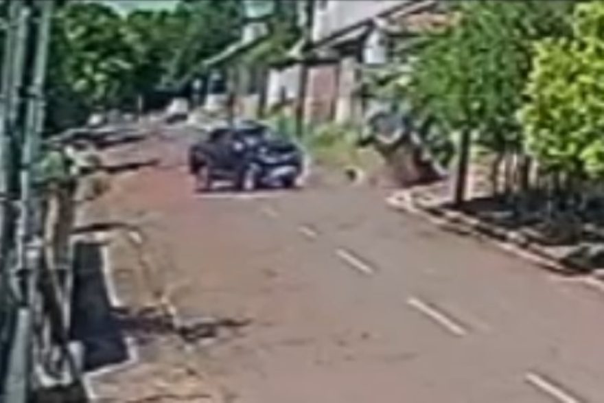 Vídeo mostra caminhonete tombando após colisão no Bairro São Cristóvão