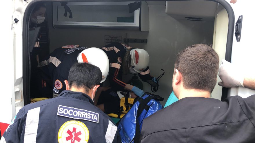 Após descer do transporte escolar, adolescente é atropelada por moto