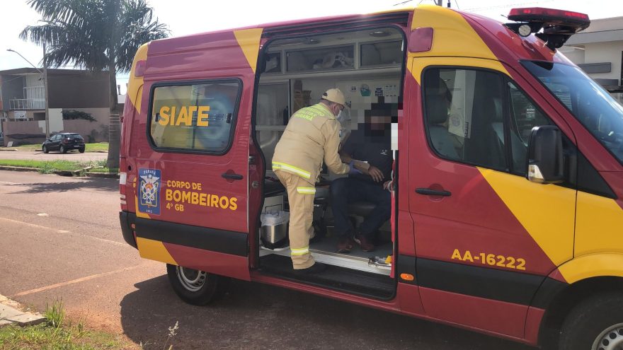 Trabalhador é socorrido pelo Siate após cair da escada
