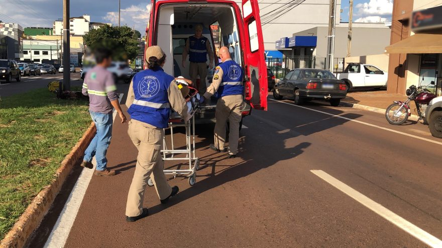 Motociclista fica ferido em acidente na Avenida Rocha Pombo