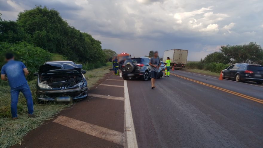 Acidente entre dois carros deixa vítimas feridas na BR-369